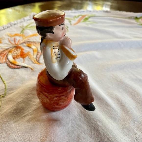 Vintage Asian Man Sitting on Barrel Figurine. Occupied Japan. 5"H x 4"W - Picture 15 of 16